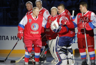 俄“大帝”普京亲征冰球场 摔了个四脚朝天