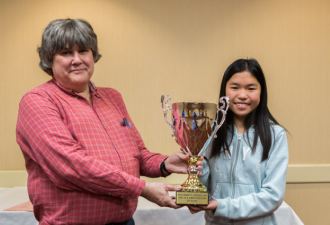 13岁华裔女孩成美国最年轻国际象棋大师