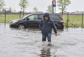 纽约突降暴雨 积水达2寸 多路地铁停运