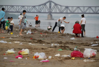 五一节过后 游客在黄河滩上留下遍地垃圾