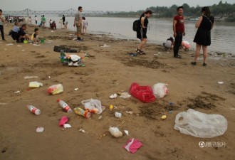 五一节过后 游客在黄河滩上留下遍地垃圾