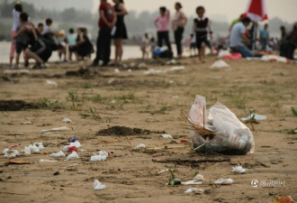 五一节过后 游客在黄河滩上留下遍地垃圾