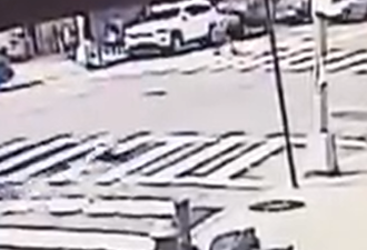 惊悚一幕：2岁华裔幼童被撞倒 车轮下险生还