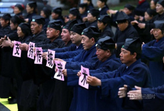 道士冒雨组人墙支持太极 为中华武术正名