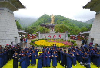 道士冒雨组人墙支持太极 为中华武术正名