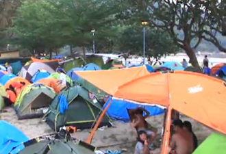 游客非法扎营被驱逐 香港市民整个山头都是帐幕
