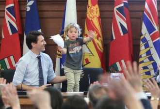 超萌！加拿大帅气总理带儿子上班&quot;视察&quot;议会