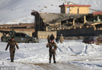 阿富汗军营遇袭百余人死亡 塔利班恢复与美谈判