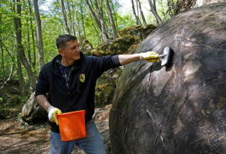 森林中发现一个35吨巨大圆石 身世至今成谜