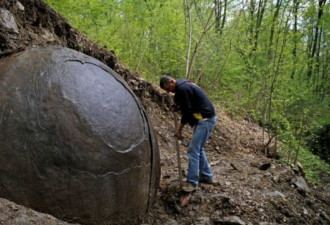 森林中发现一个35吨巨大圆石 身世至今成谜