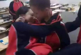辣眼睛！小学生“早恋”，在教室里做这种事情