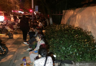 为了孩子上学，南京这些家长排了一个通宵