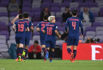 国足禁区堆10人！挡不住失球 泰破门手球在先
