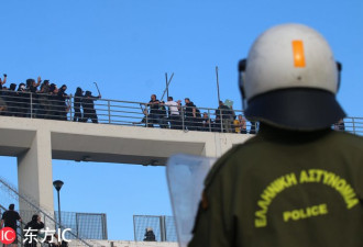 希腊发生大规模球场冲突事件 球迷群殴场面混乱
