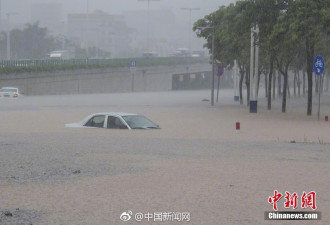 广州突降特大暴雨 轿车几乎被淹没