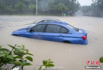 广州突降特大暴雨 轿车几乎被淹没