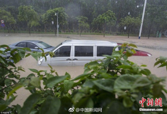 广州突降特大暴雨 轿车几乎被淹没