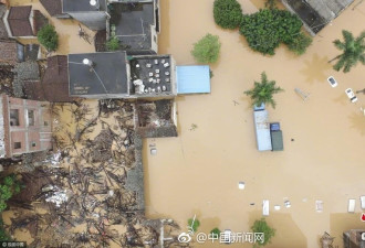 广州突降特大暴雨 轿车几乎被淹没