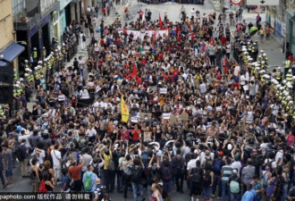 声势浩大！巴西抗议公交票价上涨举行游行活动