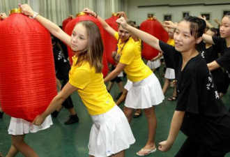 俄女孩谈在中国生活:能“靠脸吃饭” 又很安全