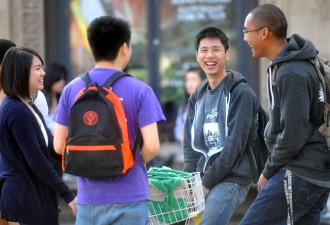 中国学生改变美国小城 毕业班八成是中国人