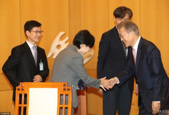 制止秘书：让我来！韩国新总统引发舆论热议