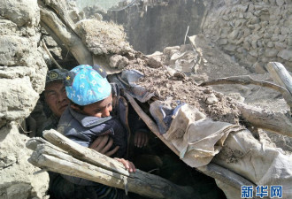 新疆地震废墟中 解放军战士救出1名儿童