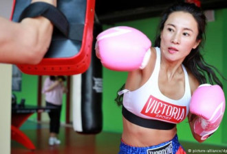 50岁中国健身达人“大妈” 保持着少女般身材