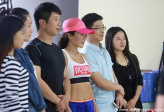 50岁中国健身达人“大妈” 保持着少女般身材