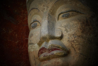 40米悬崖上石窟群佛像伤痕累累 鼻梁被刻字