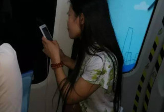 女子闯地铁头发被夹连续6站无法转头淡定玩手机