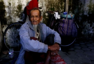 印尼百岁拾荒老人通晓多国语言 意外成“网红”