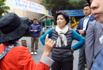 女子在门外喊冤 韩国第一夫人:吃拉面不?