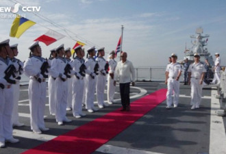 中国舰队到访马尼拉 菲国防部长登舰参观