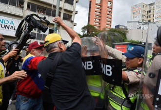 货币变“白纸” 委内瑞拉民众游行 脚踹警察