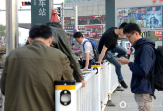 青岛火车站广场如赛场 旅客们成“跨栏高手”