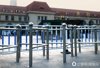 青岛火车站广场如赛场 旅客们成“跨栏高手”