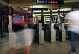 纽约警员追贼到地铁站 售票员不开闸被逮捕