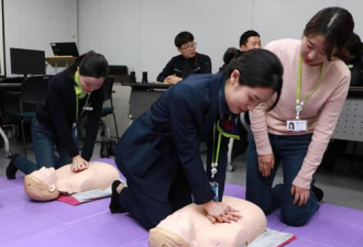中国游客韩国机场突然昏倒 3路过空姐成功抢救
