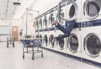 日本妹钻进洗衣机彻底消失，网友表示想去一试