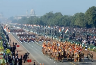 印度举行共和国日阅兵 摩托车队表演&quot;花式开挂&quot;