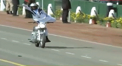 印度举行共和国日阅兵 摩托车队表演&quot;花式开挂&quot;