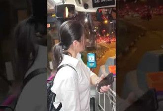 坐过站硬逼公交车掉头?中国女孩大闹新加坡公交