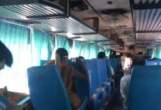 泰国和尚公然在大巴上看黄片 旁边就是女乘客
