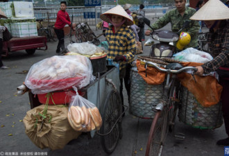越南大妈每天到中国卖小吃 日赚200元