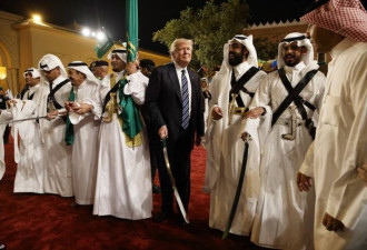 沙特国王接待特朗普画面：剑舞、戴奖章