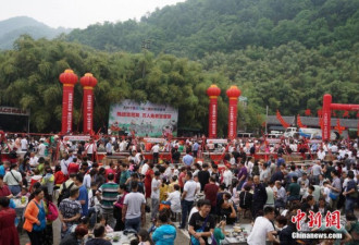 河南栾川近万人集体吃豆腐 场面甚为壮观