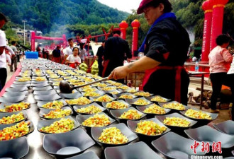 河南栾川近万人集体吃豆腐 场面甚为壮观