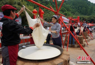 河南栾川近万人集体吃豆腐 场面甚为壮观