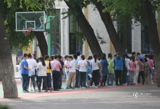 这是小升初择校排队场面 火爆如同高考